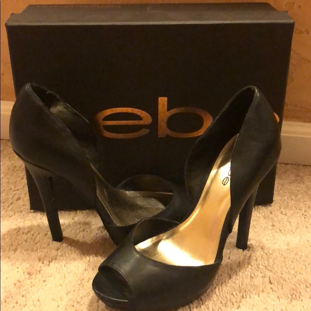 Worn once size 6 1/2 very good condition with box